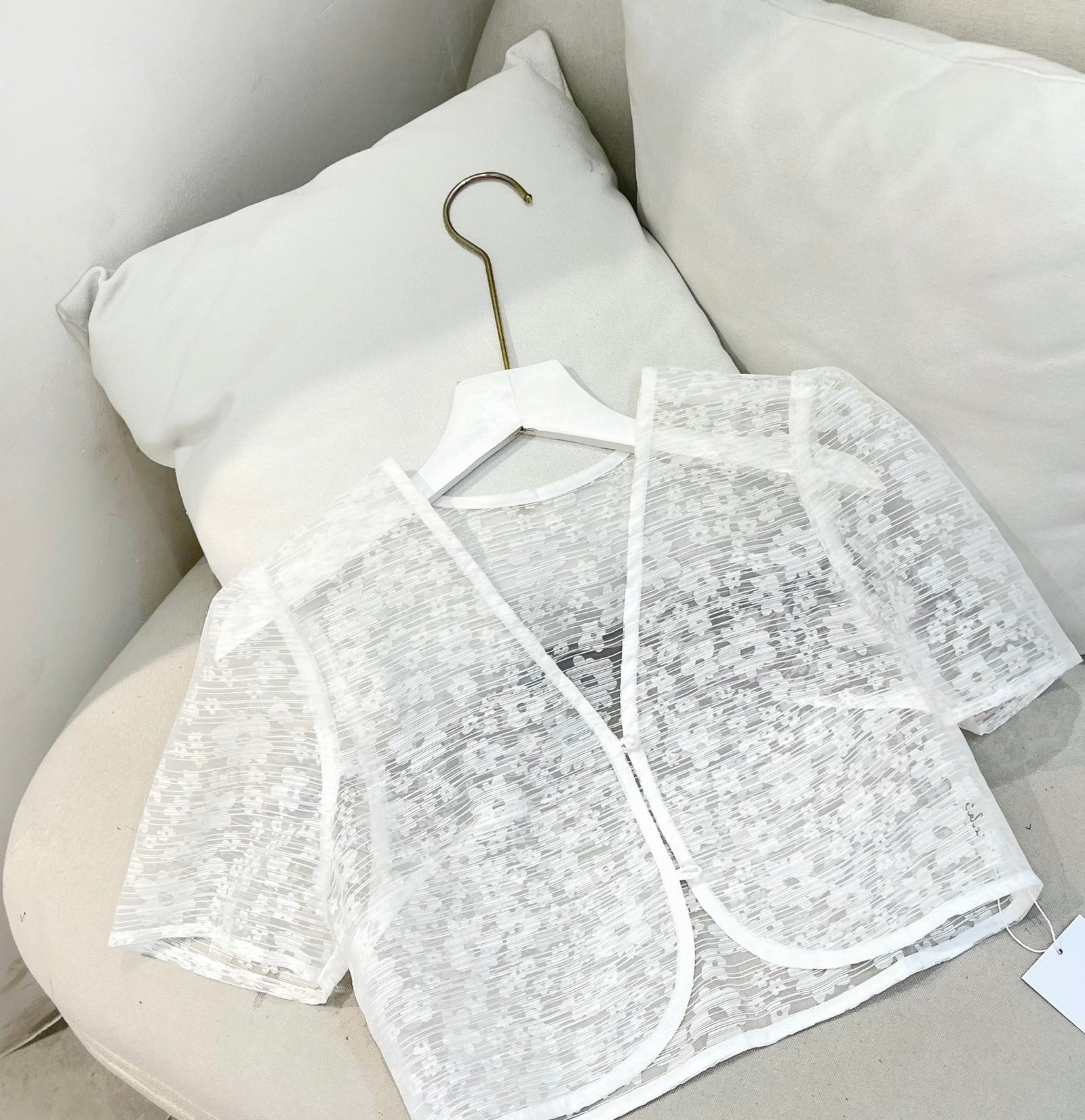 image_9ecccdf9-bfd2-4da8-b715-1b59d7e342eb Mini Daisy - white floral short-sleeve crop cardigan - Image 1